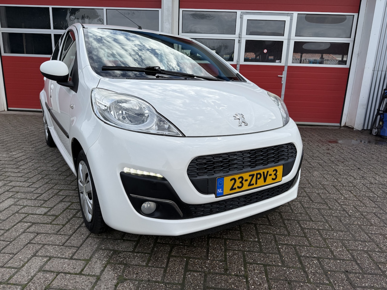 Peugeot 107 - 1.0 68 PK | Active | Airco | 5-drs | Nieuwe APK | Radio CD-Speler | - AutoWereld.nl