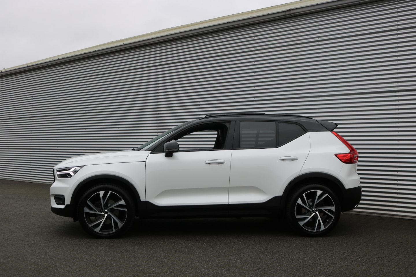 Volvo XC40 - 2.0 T4 R-Design Aut (Panoramadak Sportleder/Memory Carplay Navi/Camera HarmanKardon Standk - AutoWereld.nl
