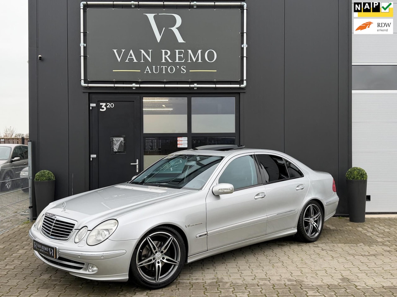 Mercedes-Benz E-klasse - 240 Avantgarde|Clima|Schuifdak|Stoelvv|Leder|Xenon|Orig NL|Nap|AMG Look! - AutoWereld.nl