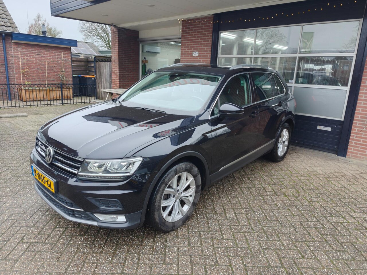 Volkswagen Tiguan - 2.0 TSI 4Motion Highline 2.0 TSI 4Motion Highline, Trekhaak, Panorama, Leer, PDC, ACC, 2e eig, NAP! - AutoWereld.nl