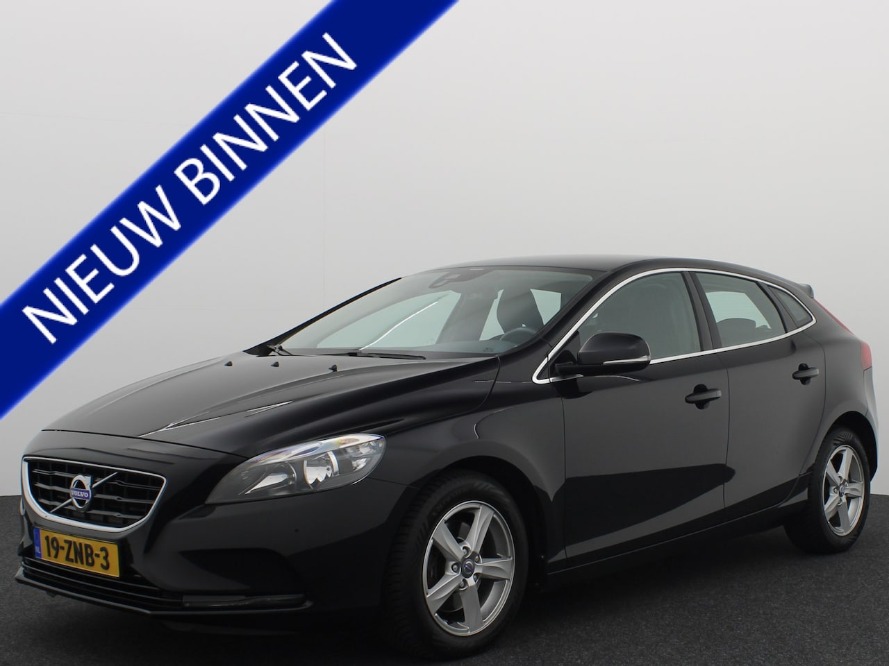 Volvo V40 - 1.6 T4 180PK Momentum AUTOMAAT / TREKHAAK / D-RIEM VV / NAVI / CLIMA / PDC / CAMERA / NAVI - AutoWereld.nl