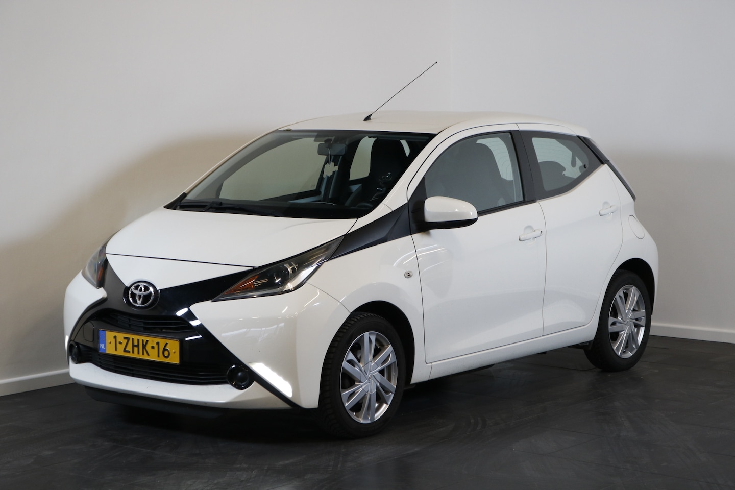 Toyota Aygo - 1.0 VVT-i x-play Lichtmetalen velgen | Achteruitrijcamera Vervangen koppeling 19-12 - AutoWereld.nl