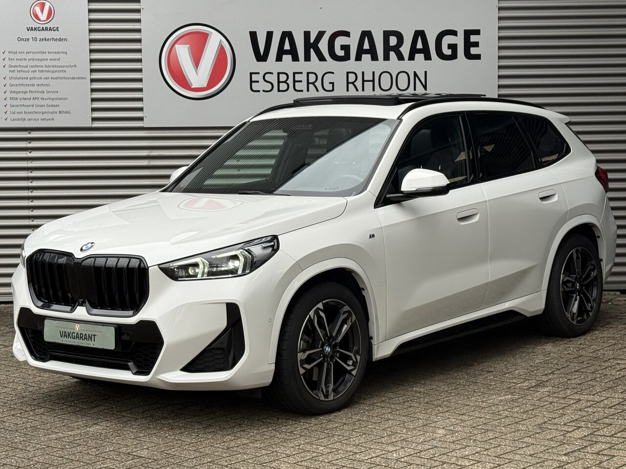 BMW X1 - xDrive23i M-SPORT NAVI/360CAM,PANO,LEER,TREKHAAK - AutoWereld.nl