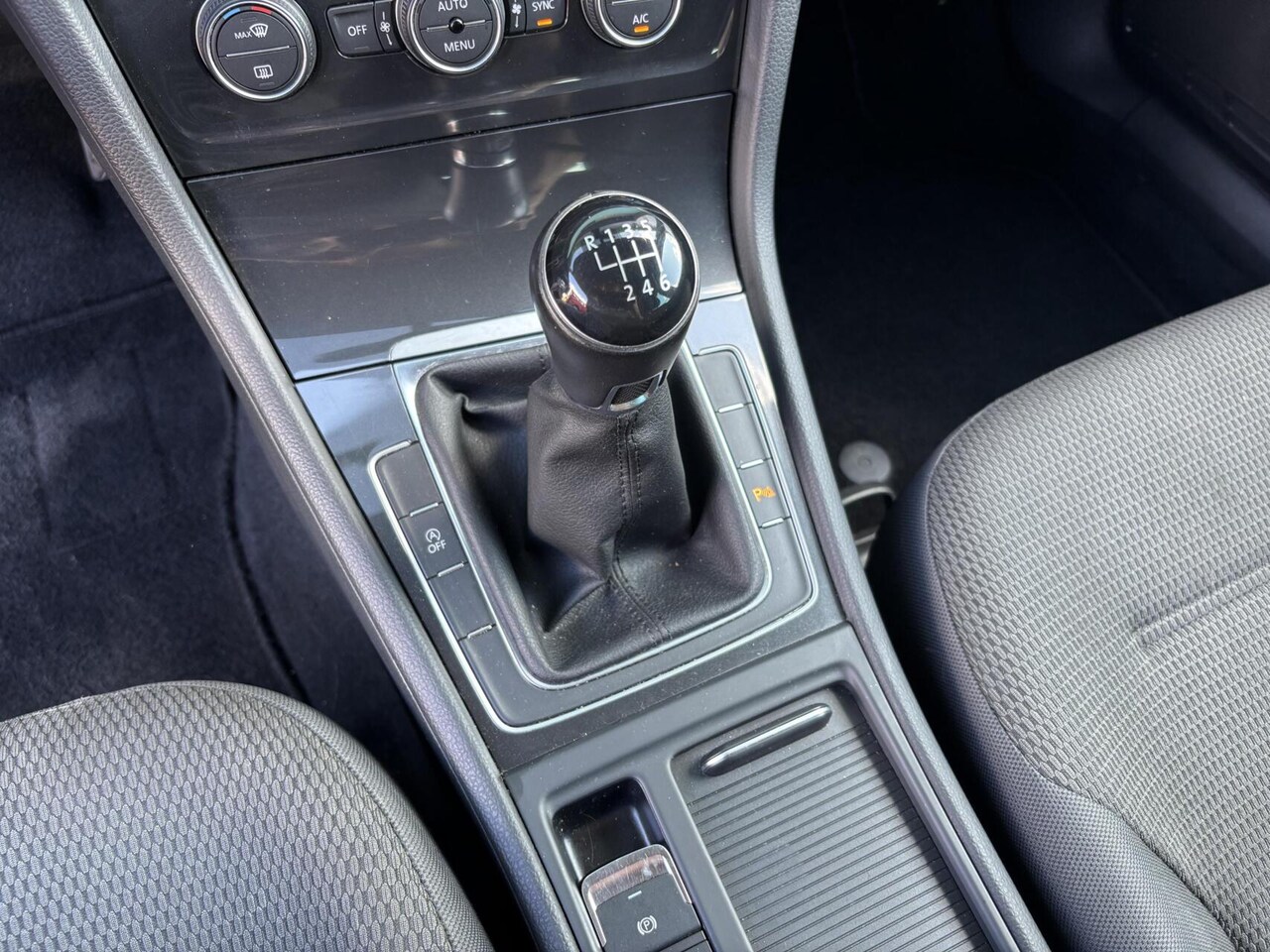 Volkswagen Golf - 1.5 TSI Comfortline Airco/ Adaptieve Cruise Control/ Achteruitrijcamera