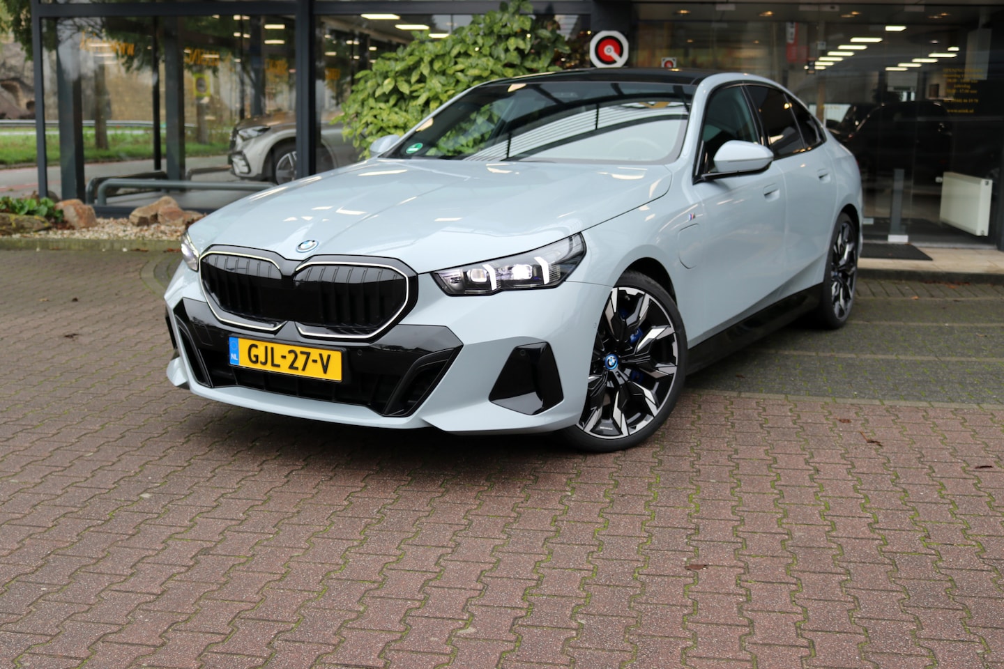 BMW 5-serie - 550e xDrive Pano Bowers en Wilkins M Sportpakket Pro Trekhaak - AutoWereld.nl