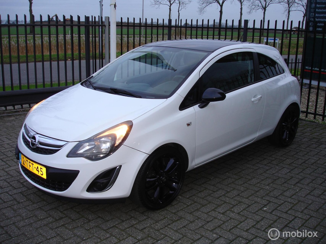 Opel Corsa - 1.4-16V Color Edition 1.4-16V Color Edition,Airco - AutoWereld.nl