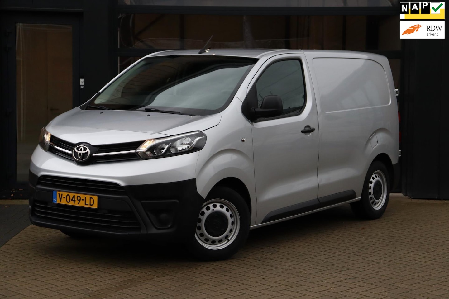Toyota ProAce Compact - 1.6 D-4D Cool Comfort | NAP | Cruise | Airco | Navi | Trekhaak | 3 Zits | - AutoWereld.nl