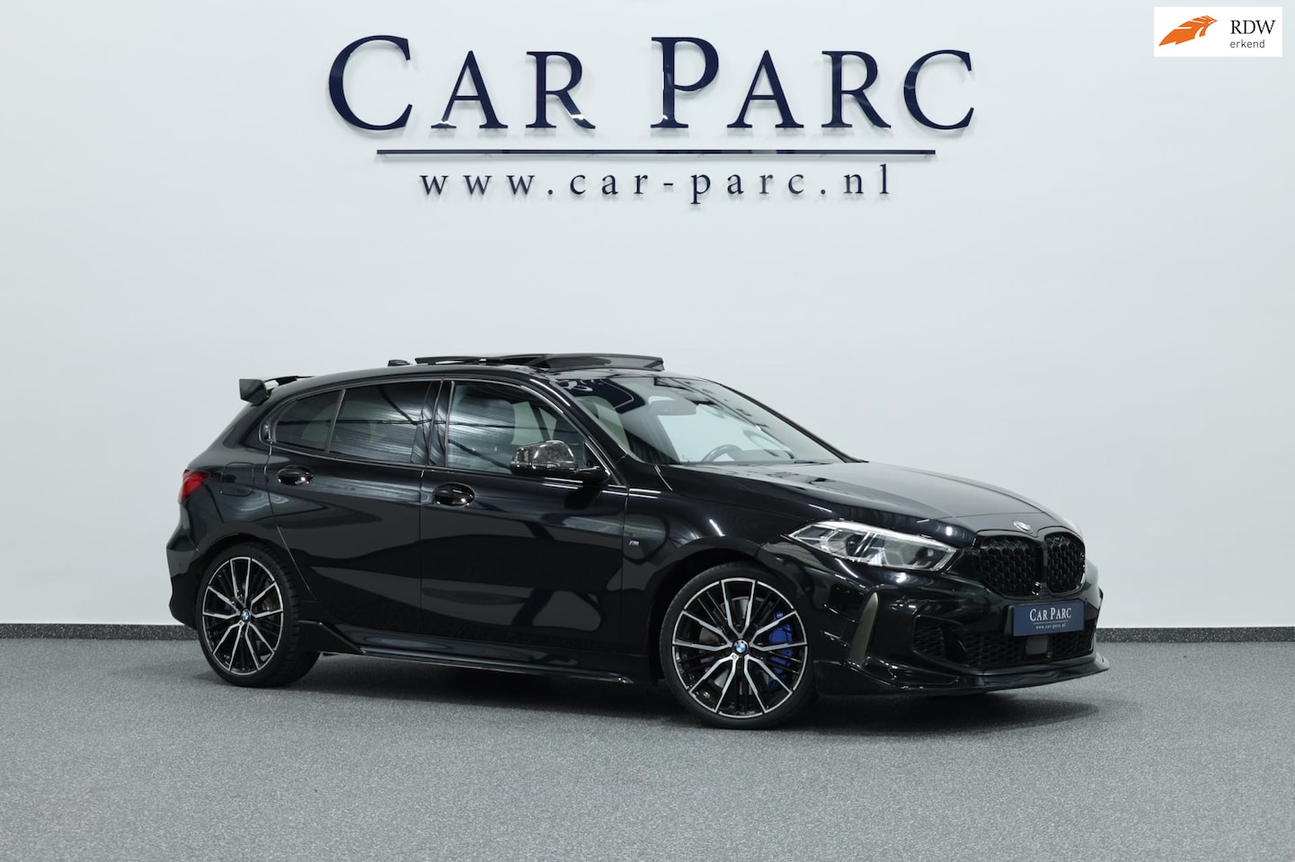 BMW 1-serie - M135i xDrive 306+PK M-PERFORMANCE/FORGED CARBON/VIRTUAL/SFEER/LEER+S.VERWARMING+MEMORY/LMV - AutoWereld.nl