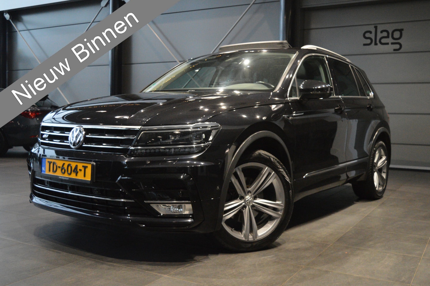 Volkswagen Tiguan - 2.0 TDI R-LINE navi leer pano camera trekhaak 19 inch !! - AutoWereld.nl