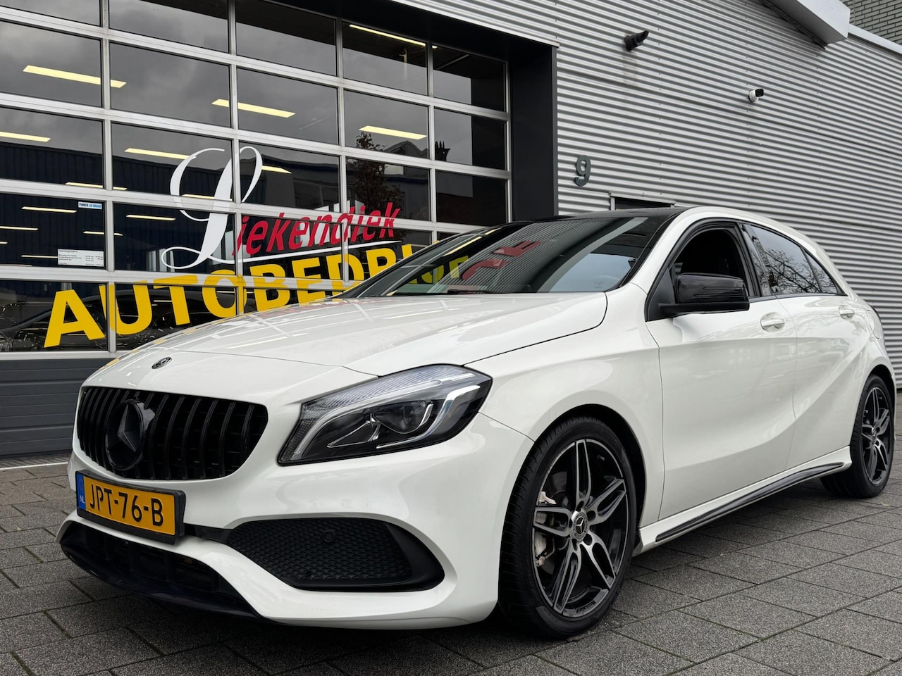 Mercedes-Benz A-klasse - 160S AMG Sport Edition - Panorama dak I Navigatie I Sport pakket I Leer I Airco I PDC I De - AutoWereld.nl