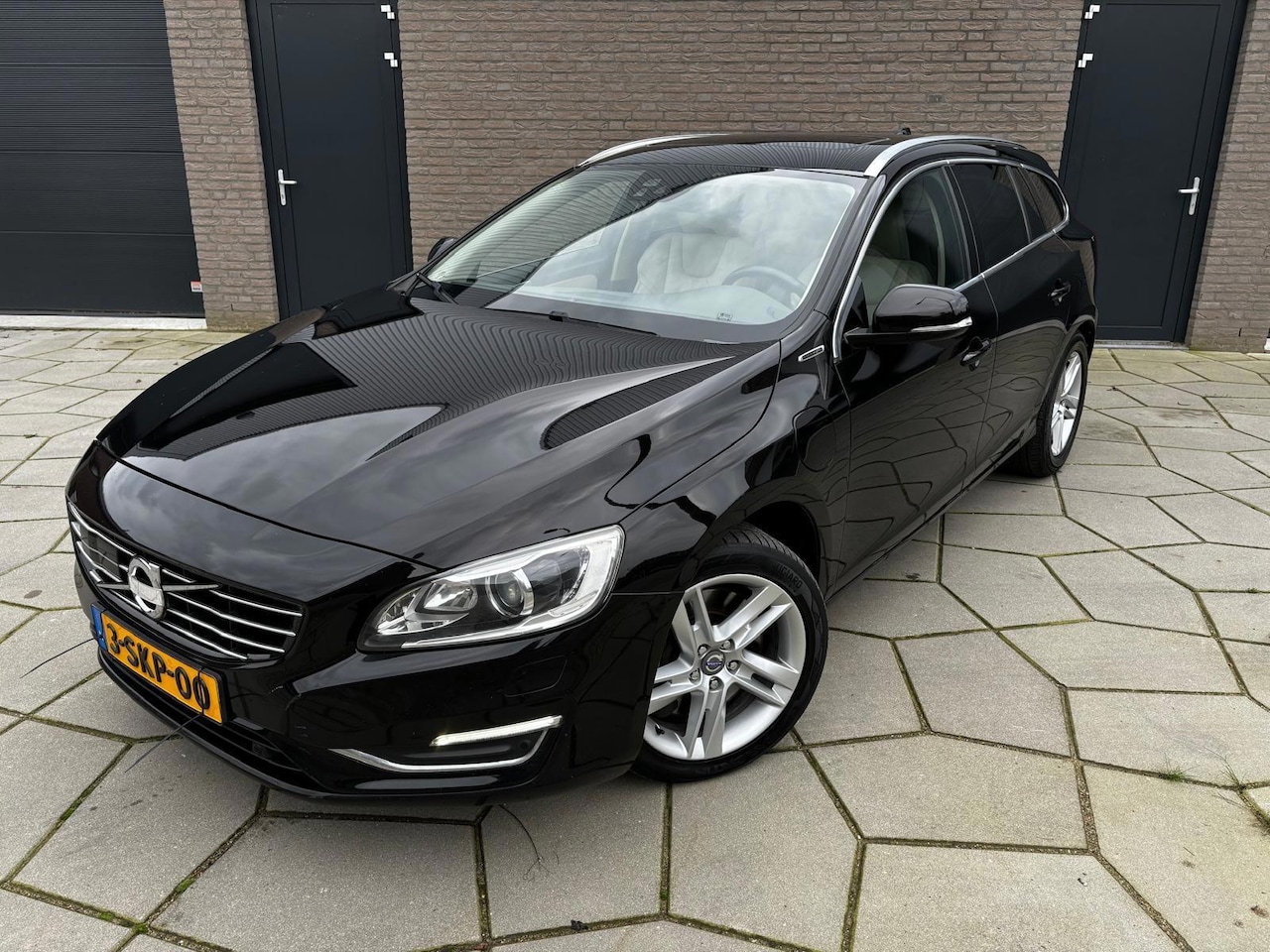 Volvo V60 - 2.4 D6 AWD Plug-In Hybrid Summum| DieselHybride van HOGE Klasse |Geweldige auto - AutoWereld.nl