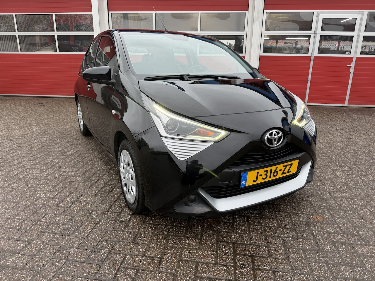 Toyota Aygo - 1.0 VVT- 73 PK | X-play | Airco | 5-drs Multimedia systeem | Achteruitrijcamera | - AutoWereld.nl