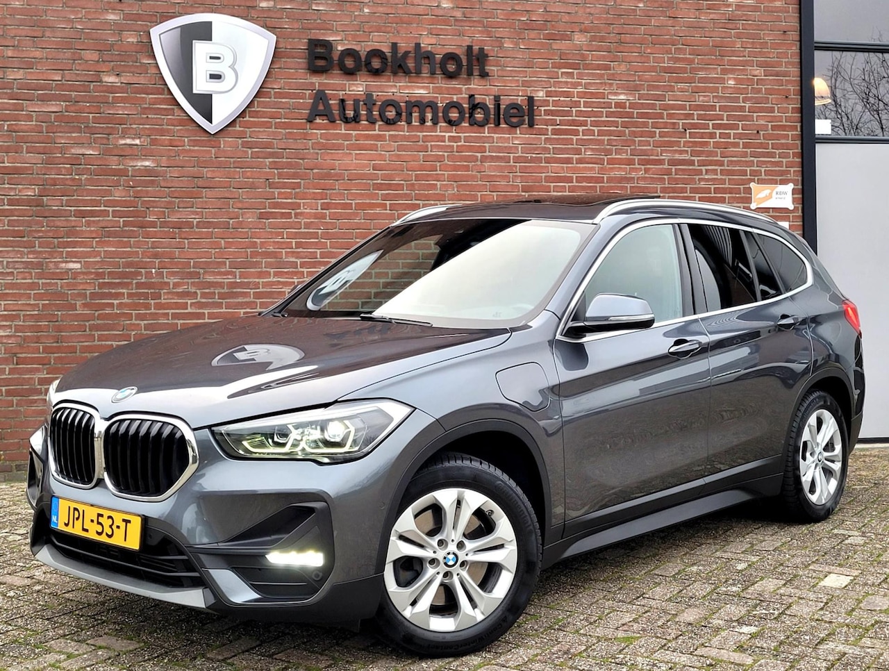 BMW X1 - XDrive25e Pano, Camera, HUD, Leer, High Executive - AutoWereld.nl