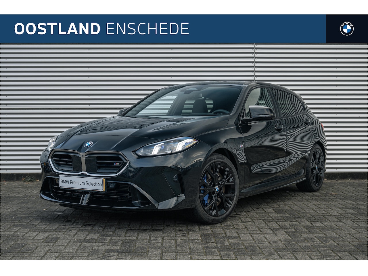 BMW 1-serie - M135 xDrive High Executive Automaat / Panoramadak / Sportstoelen / M Adaptief onderstel / - AutoWereld.nl