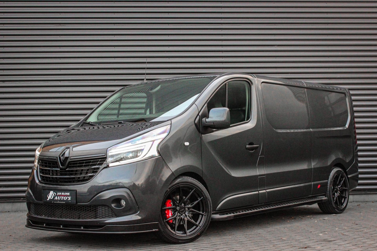 Renault Trafic - 2.0 dCi T29 L2H1 Work Edition FULL BLACK / SIDE- BARS / TREKHAAK / NAVIGATIE / VERLAAGD / - AutoWereld.nl
