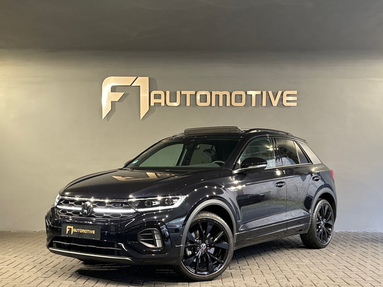Volkswagen T-Roc - 1.5 TSI R Line Pano|Keyless|IQ|Camera|Night - AutoWereld.nl