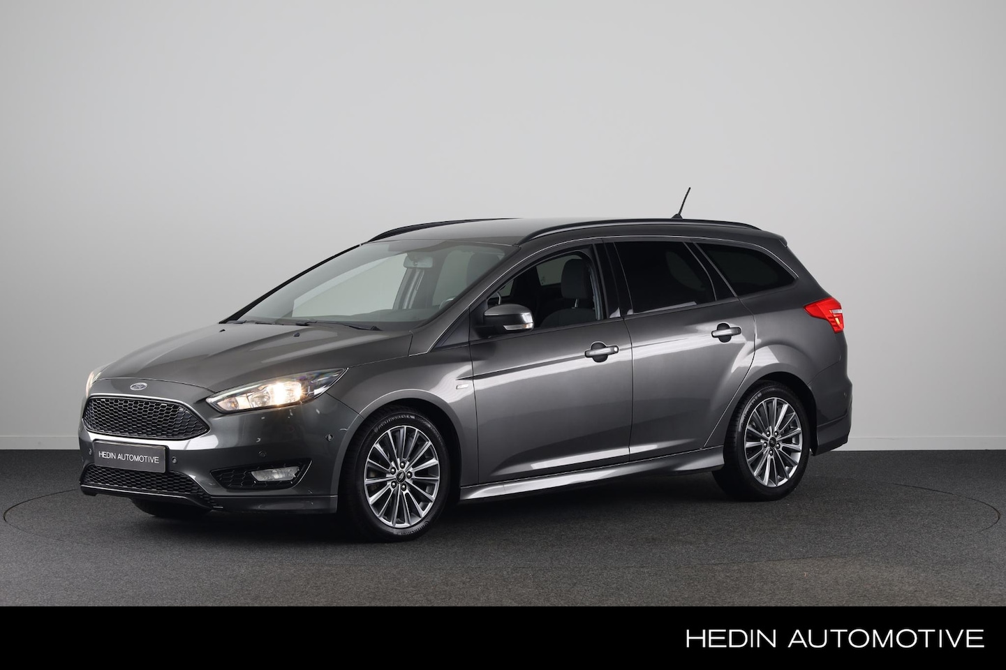 Ford Focus Wagon - 1.0 EcoBoost 140pk ST-Line | Winterpakket | PDC | Navigatie - AutoWereld.nl
