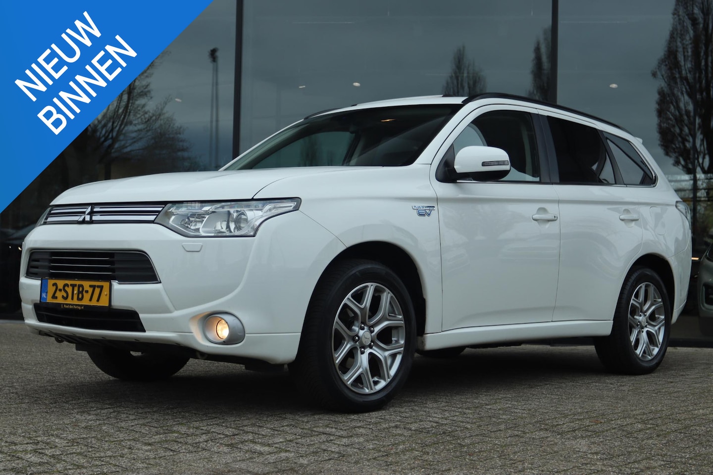 Mitsubishi Outlander - 2.0 PHEV INSTYLE | PANO | LEDER | NAVI | TREKHAAK | KEY-LESS - AutoWereld.nl