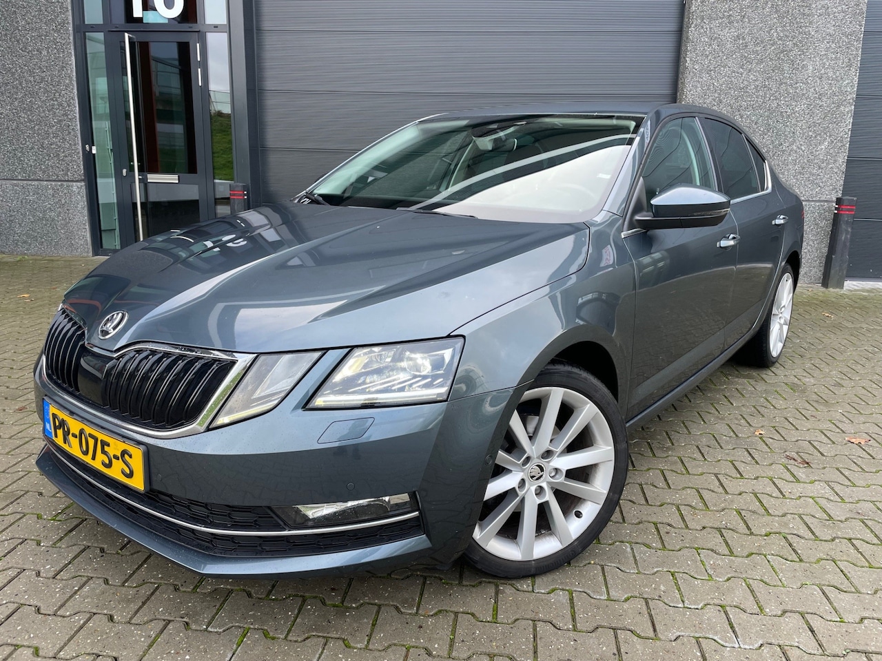 Skoda Octavia - 1.0 TSI AUTStyle Business LED Elec.stoelen+mem Navi ACC Camera - AutoWereld.nl