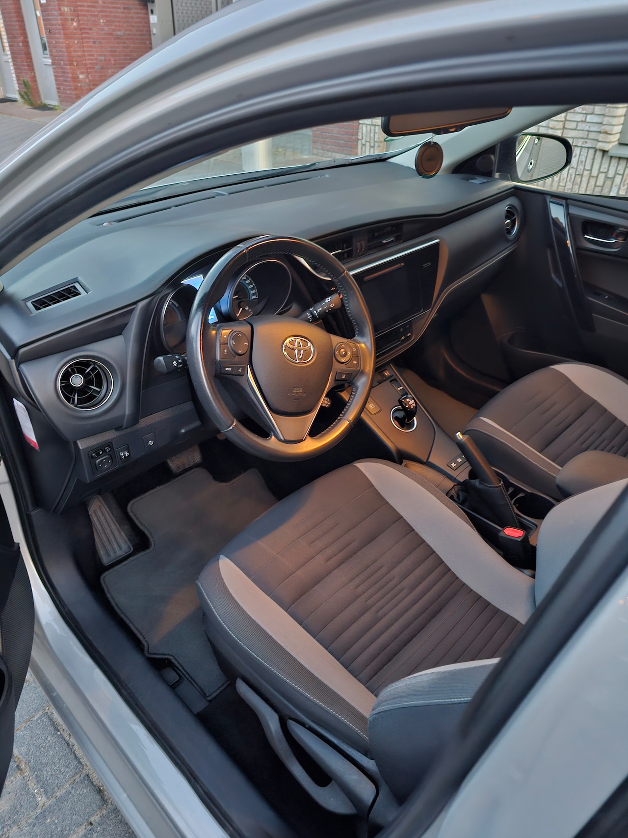 Toyota Auris Touring Sports - 1.8 Hybrid Dynamic - AutoWereld.nl