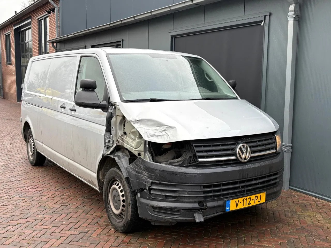 Volkswagen Transporter - Lichte Schade 2.0 tdi L2 Carplay Parkeersensoren Dealeronderhouden NAP - AutoWereld.nl