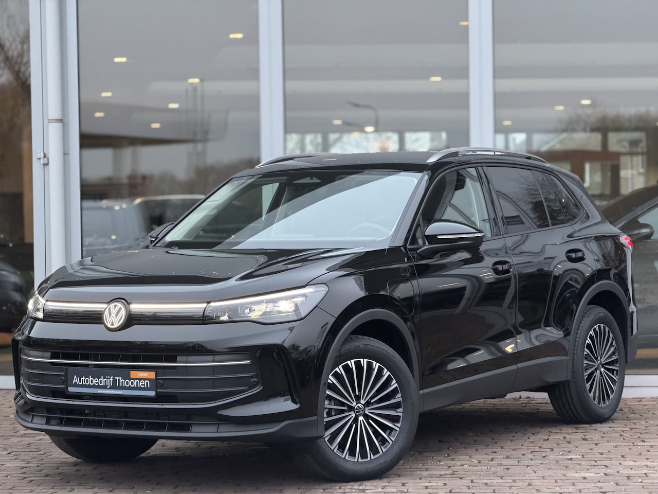 Volkswagen Tiguan - 1.5 eHybrid Life Edition | Facelift | Trekhaak | keyless | 18" | stoel en stuurverwarming - AutoWereld.nl