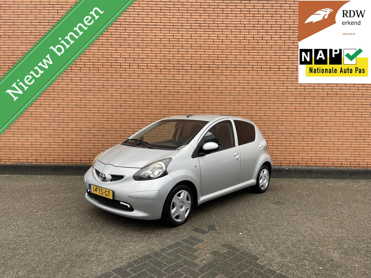 Toyota Aygo - 1.0 Grijs LED | NAP | ELEK-PAKKET | AIRCO | APK - AutoWereld.nl