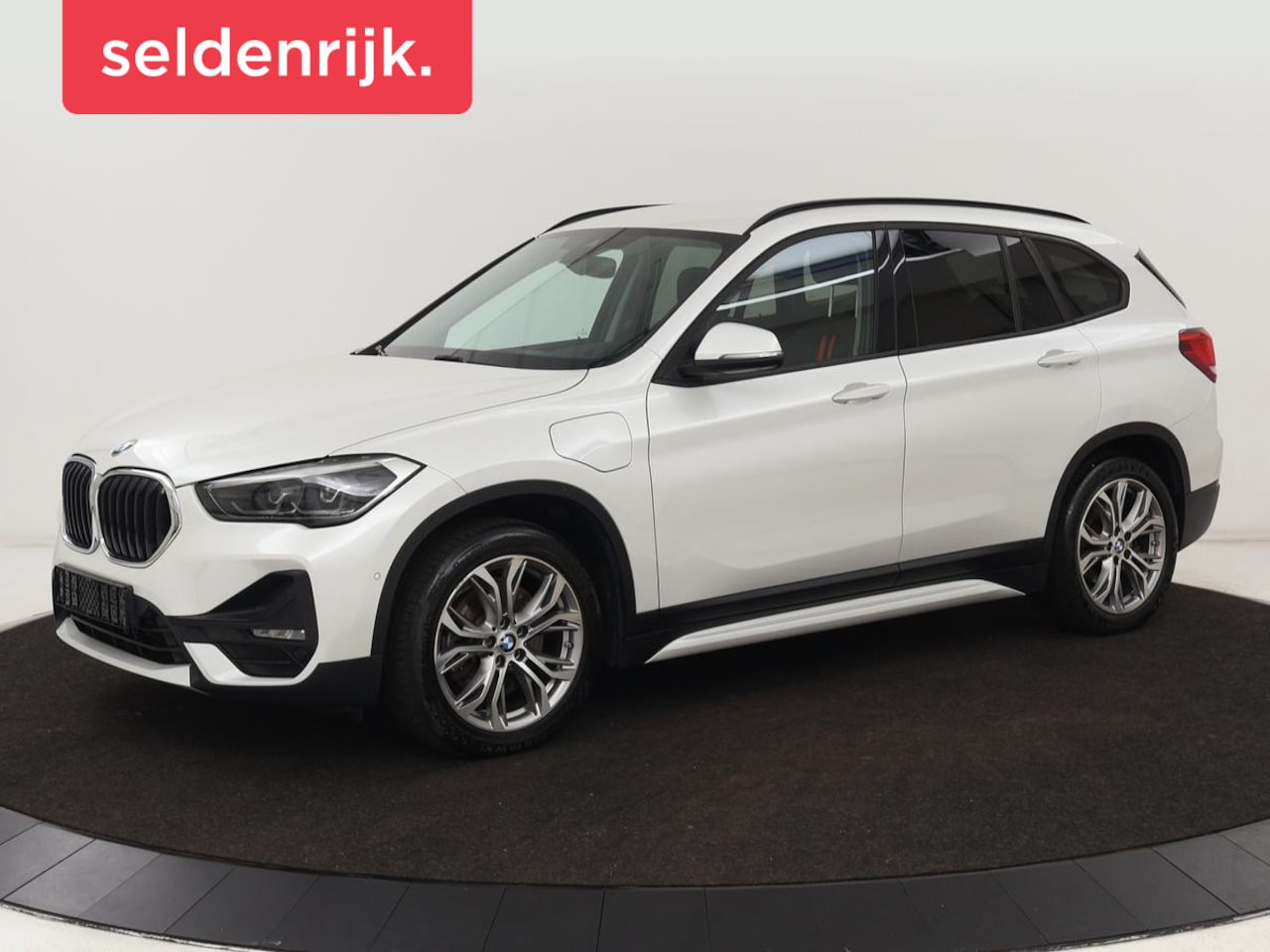 BMW X1 - xDrive25e Sport Line | Stoelverwarming | Camera | Full LED | Sportstoelen | Keyless | Navi - AutoWereld.nl
