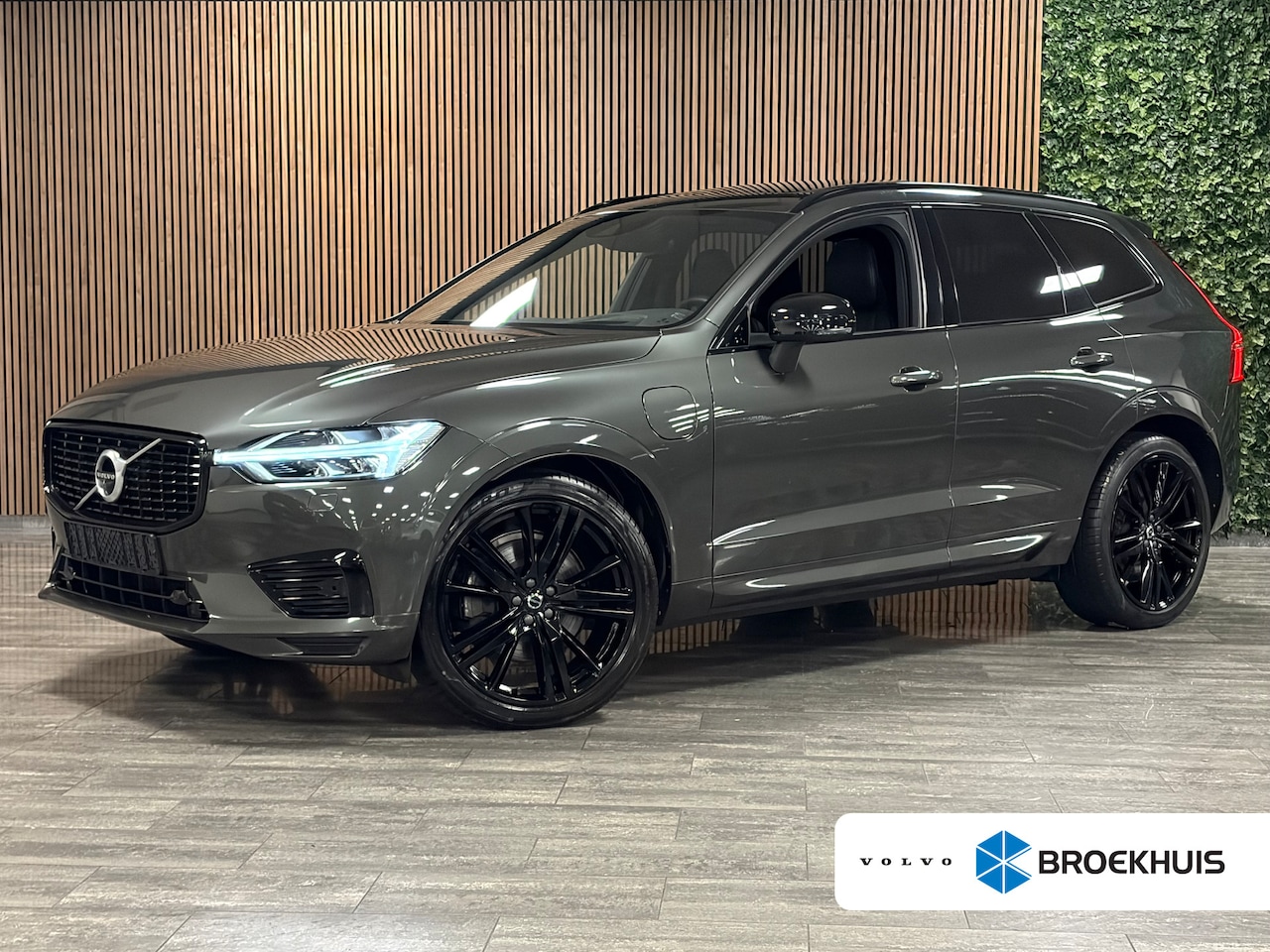Volvo XC60 - T8 AWD Recharge R-Design Pine Grey en vol! | Luchtvering | Trekhaak | Stoelventilatie | 36 - AutoWereld.nl