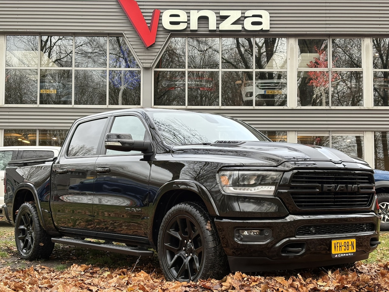 Dodge Ram 1500 - 5.7 V8 Laramie Night - PANO - LUCHTVERING - LPG - 22 inch - NL AUTO - AutoWereld.nl