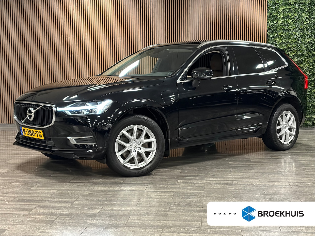 Volvo XC60 - T8 AWD Recharge Momentum Pro | Trekhaak | Adaptieve Cruise Control | Schuifdak | Standkach - AutoWereld.nl