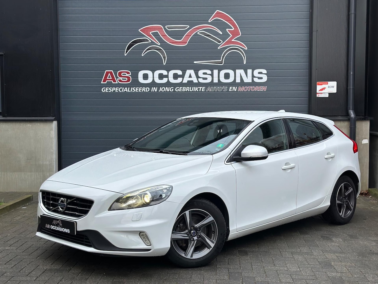Volvo V40 - 2.0 D2 R-Design EURO 6 - Cruise - Navi - Airco - AutoWereld.nl