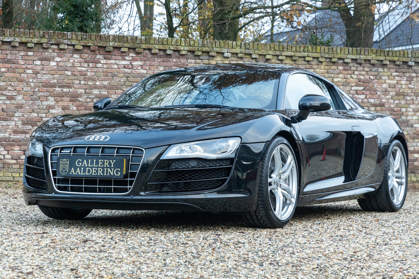 Audi R8 - 5.2 V10 FSI Coupé "Recently serviced" Executed in Phantom Black with sideblades in carbon - AutoWereld.nl