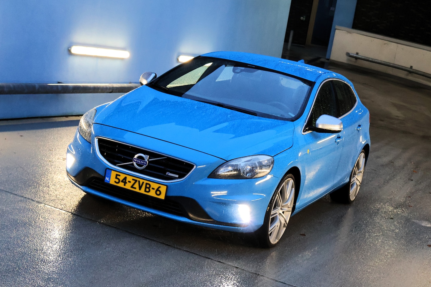 Volvo V40 - 1.6 T3 R-Design // REBEL BLUE // 20" POLESTAR VELGEN // GOED ONDERHOUDEN // TREKHAAK - AutoWereld.nl