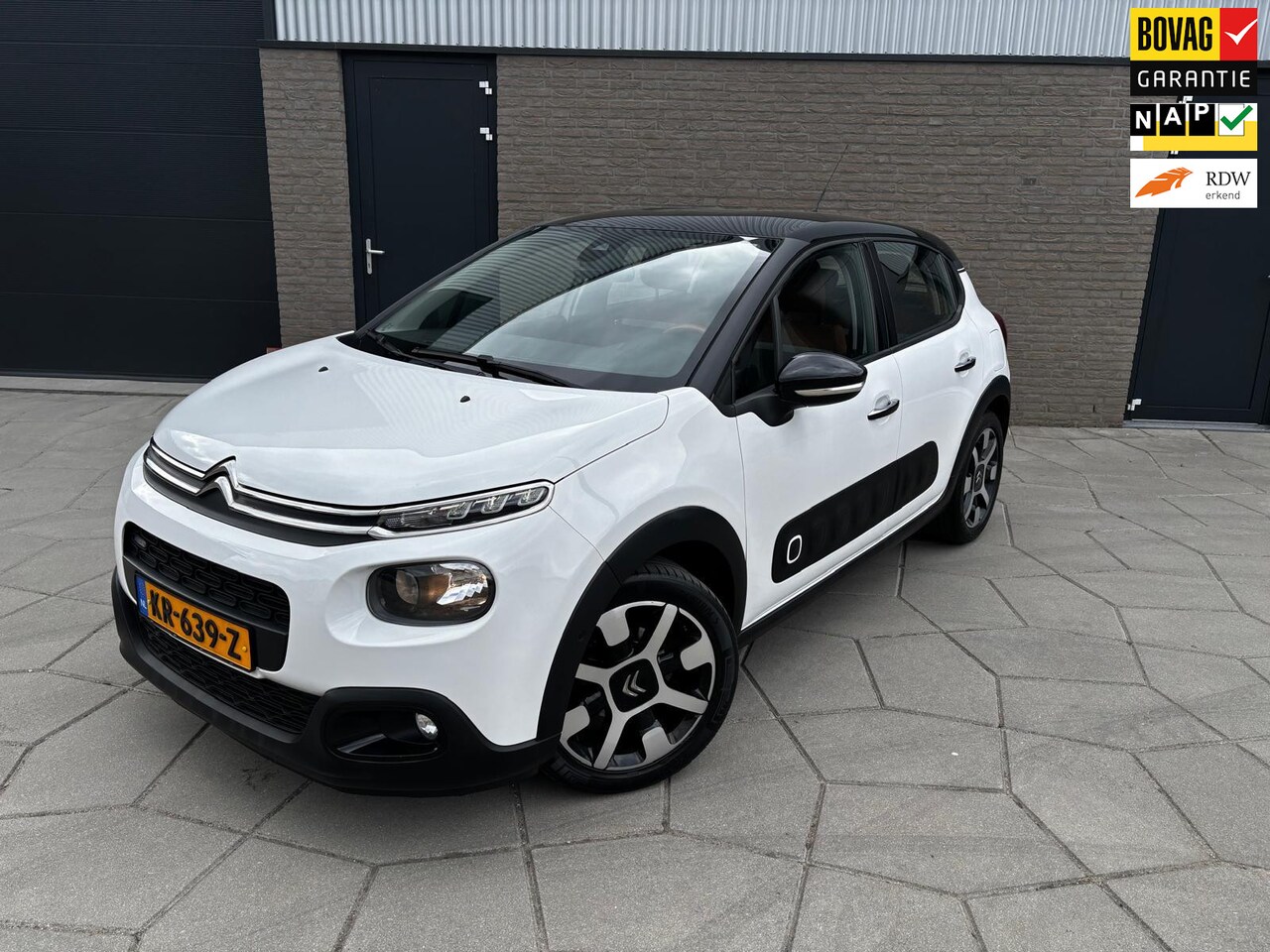 Citroën C3 - 1.2 PureTech S&S Shine| Frisse C3 vlotte Oranje accenten en bruikbare accecoires - AutoWereld.nl