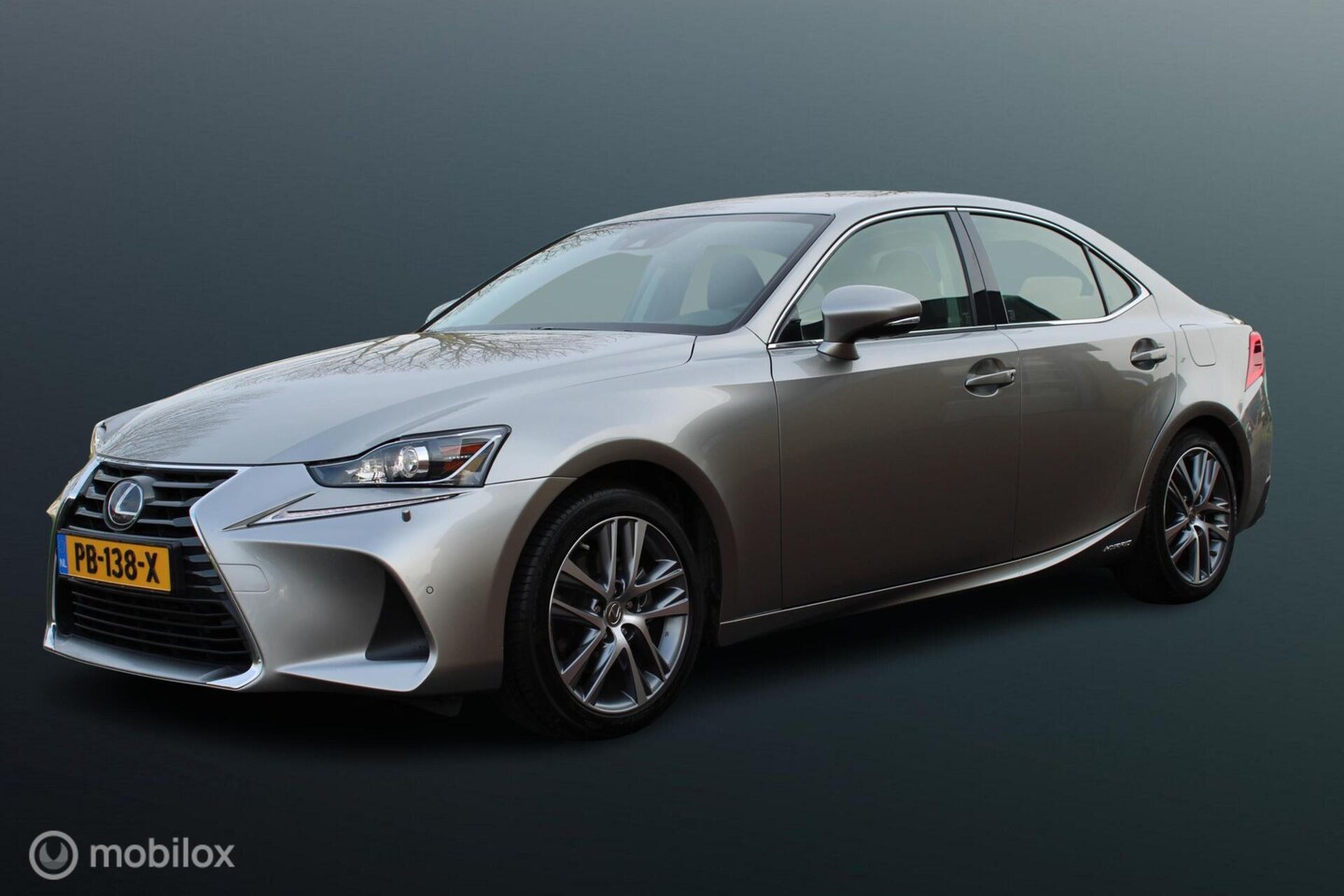 Lexus IS - 300h Hybrid Business Line 300h Hybrid Business Line, Stoelverw, Camera, Pdc voor + achter, Cruise, Half Leder, Navi, - AutoWereld.nl