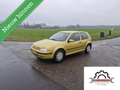 Volkswagen Golf - 1.6 Highline lage kilometerstand