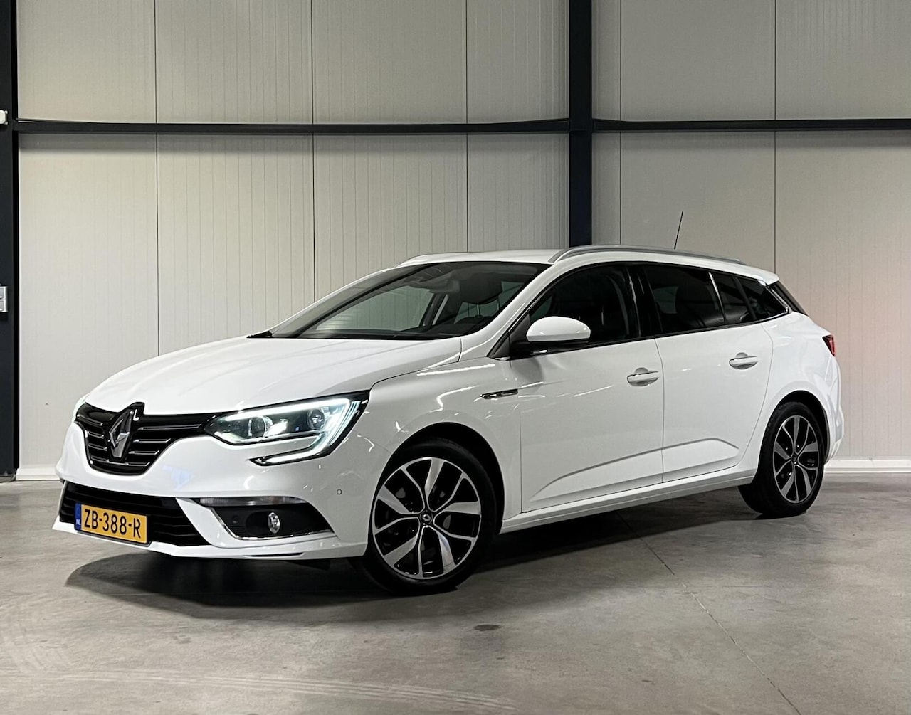 Renault Mégane Estate - 1.3 TCe Bose Carplay Trekhaak Camera - AutoWereld.nl