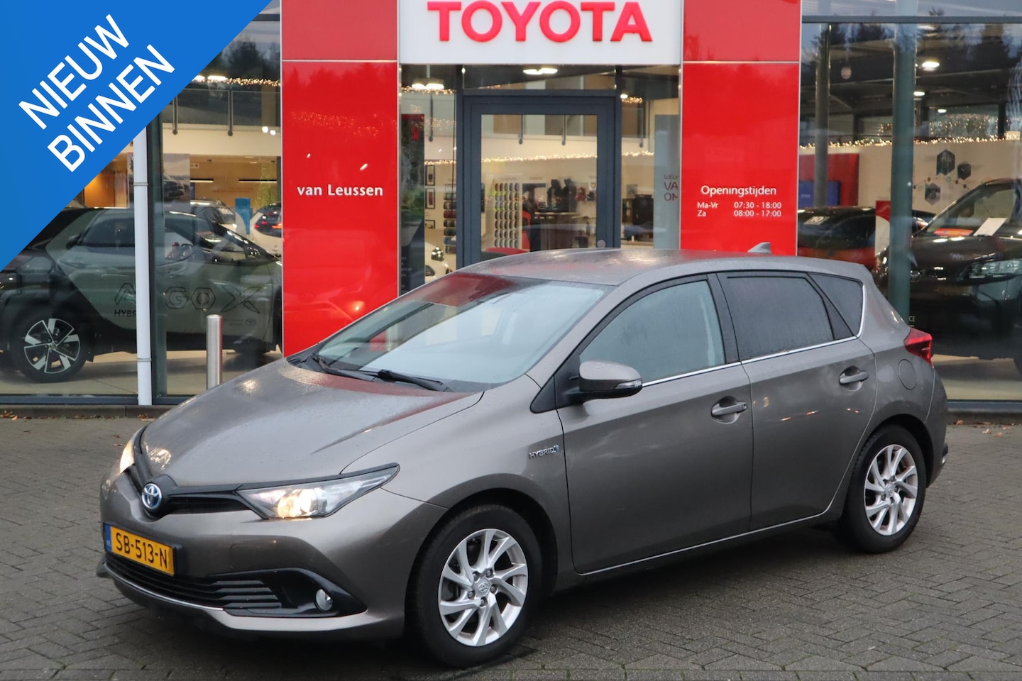 Toyota Auris - 1.8 HYBRID DYNAMIC 5-DEURS NAVI AFN-TREKHAAK CRUISE LM-VELGEN PARKEERCAMERA KEYLESS - AutoWereld.nl