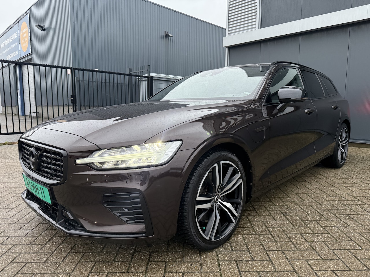 Volvo V60 - 2.0 T8 Twin Engine AWD Inscription Dealer onderhouden, trekhaak, 4 seizoensbanden - AutoWereld.nl