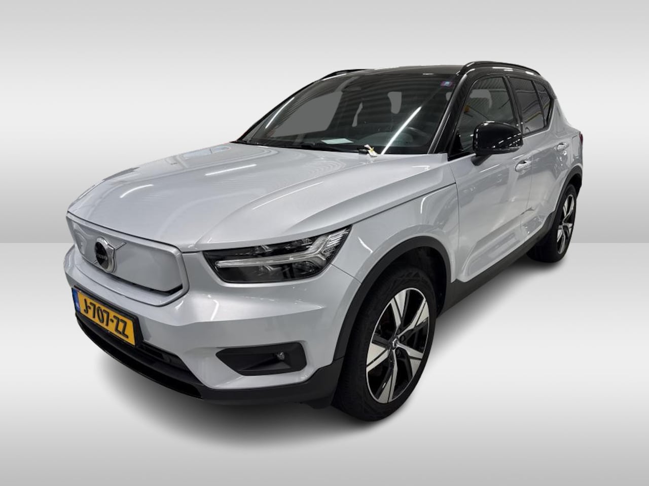 Volvo XC40 - Recharge P8 AWD R-Design / Trekhaak / Camera / Keyless / Harman Kardon / 19'' / Half leder - AutoWereld.nl