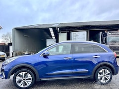 Kia e-Niro - 64kWh 204pk aut DynamicPlusl - nap - schuifdak - carplay - keyless - stuurverw - front + l