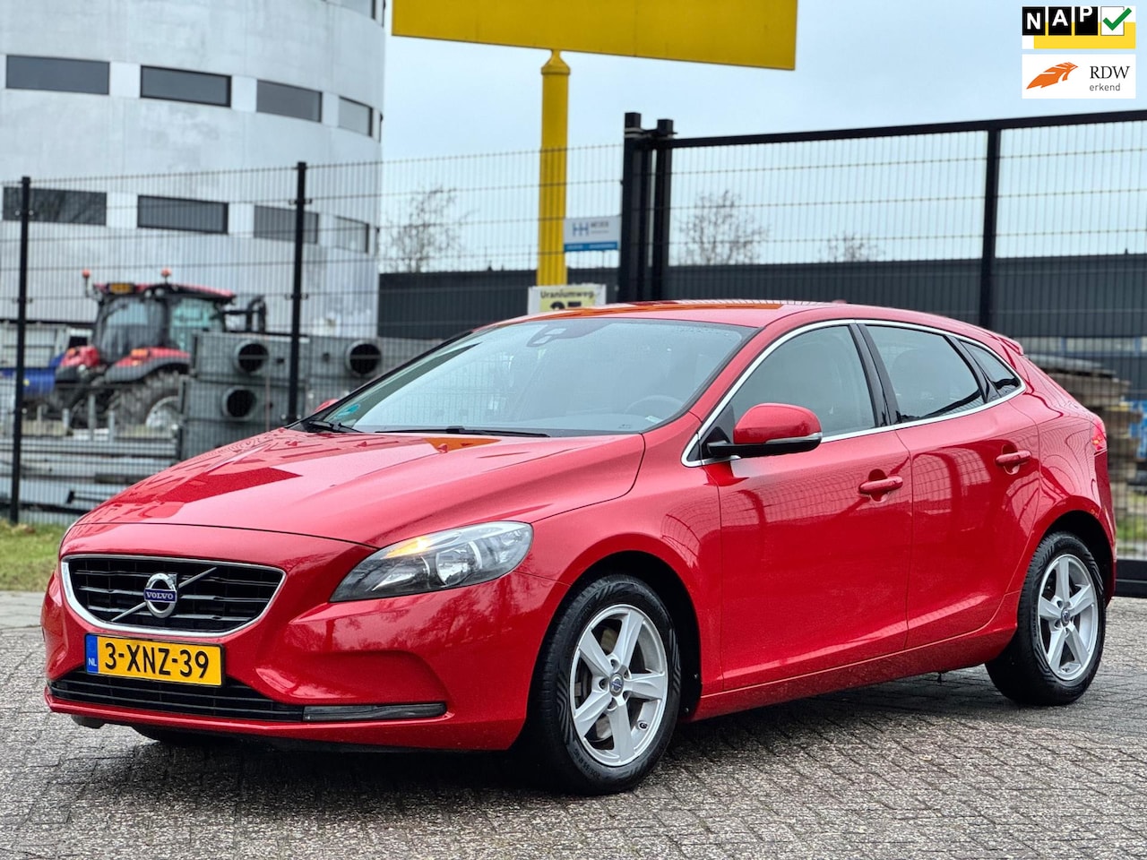 Volvo V40 - 2.0 D4 Momentum|STERK EN VERSTANDIG|190PK|PSENSOR|NAVI|HALFLEDER|6BAK| - AutoWereld.nl