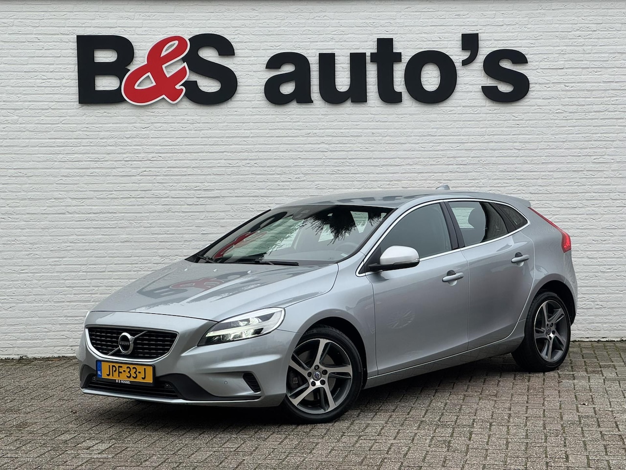 Volvo V40 - 1.5 T2 R-design Aut Navigatie Keyless Leder+verwarming Pdc v+a Led Clima - AutoWereld.nl
