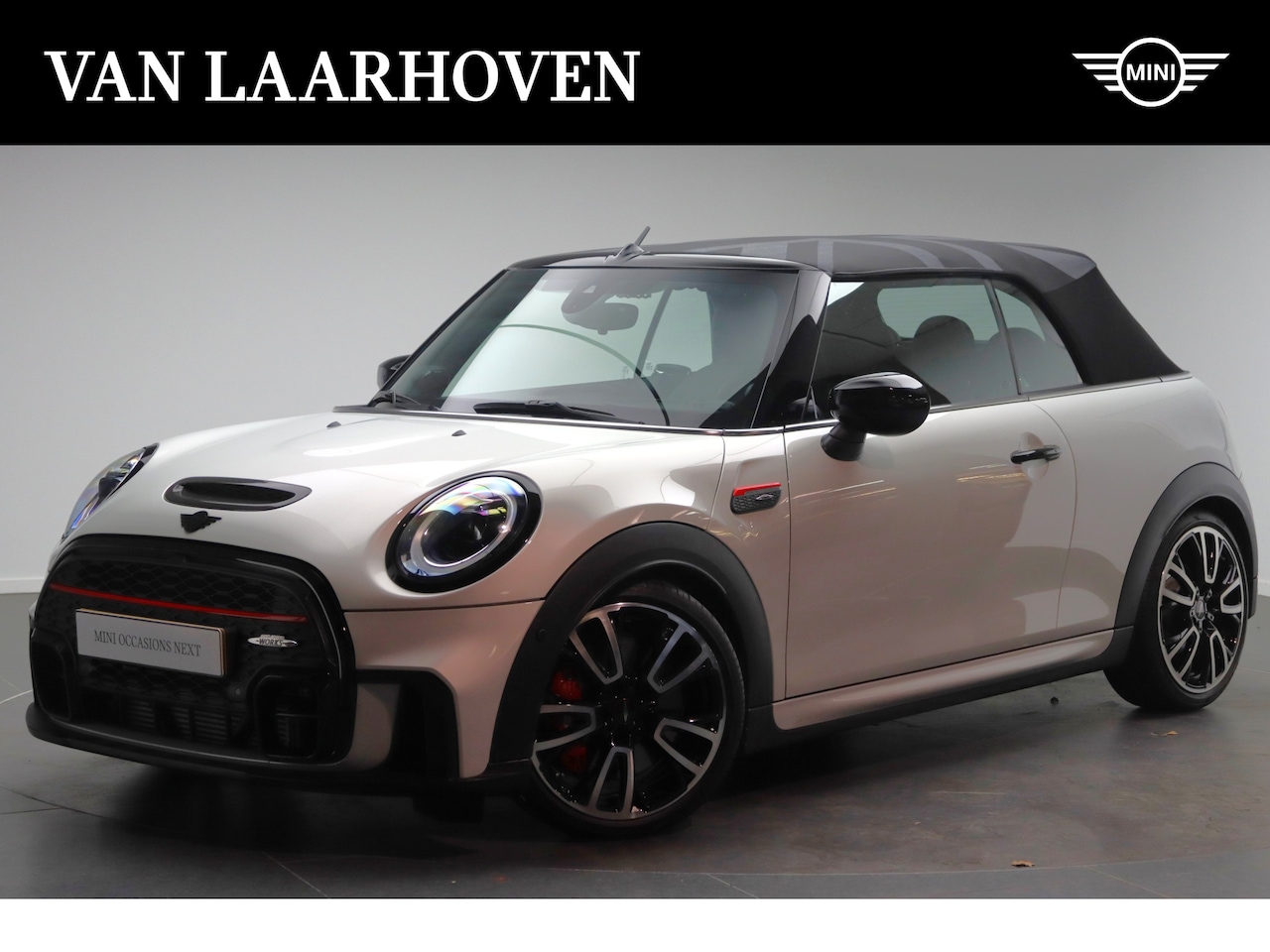 MINI Cabrio - John Cooper Works Automaat / Sportstoelen / Achteruitrijcamera / Comfort Access / Active C - AutoWereld.nl