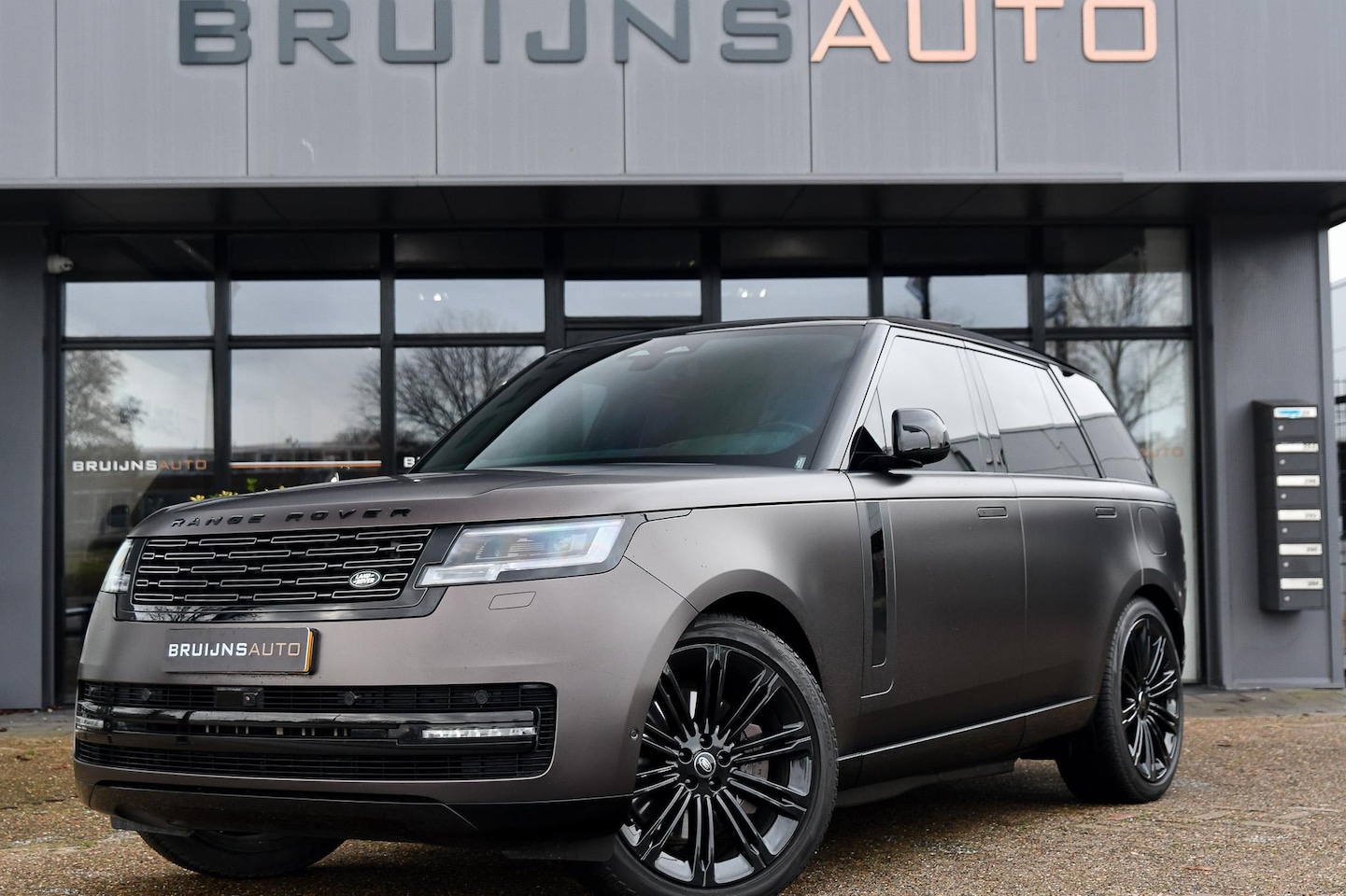 Land Rover Range Rover - P550e SV Tourmaline mat brown|23inch||Trekhaak| - AutoWereld.nl