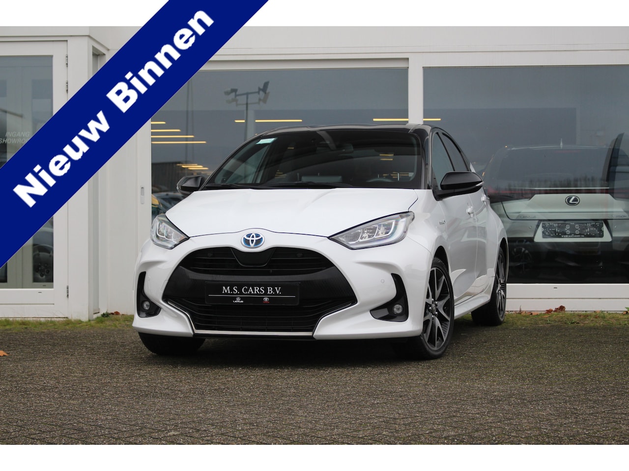 Toyota Yaris - 1.5 Hybrid Executive I NL-auto! JBL I Leder I Parelmoerwit - AutoWereld.nl