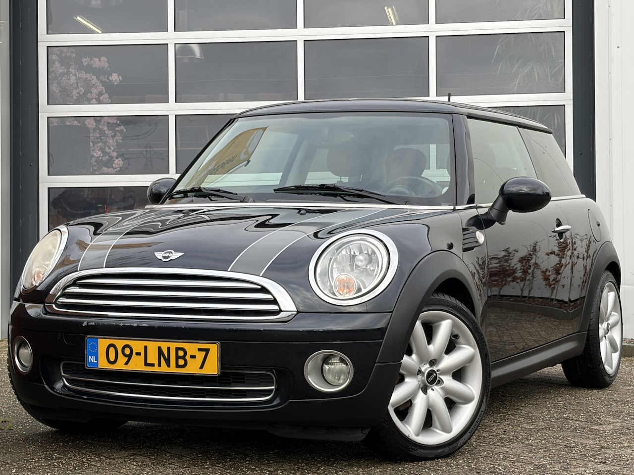 MINI Cooper - Mini 1.6 Business Line 120pk | Airco automatisch | Cruise control | Lichtmetalen velgen 17 - AutoWereld.nl