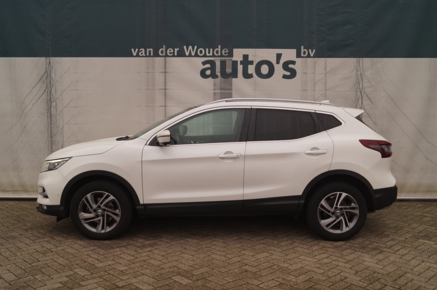 Nissan Qashqai - 1.3 DIG-T 140pk Bussines Edition -NAVI-PANO-ECC-TREKHAAK- - AutoWereld.nl