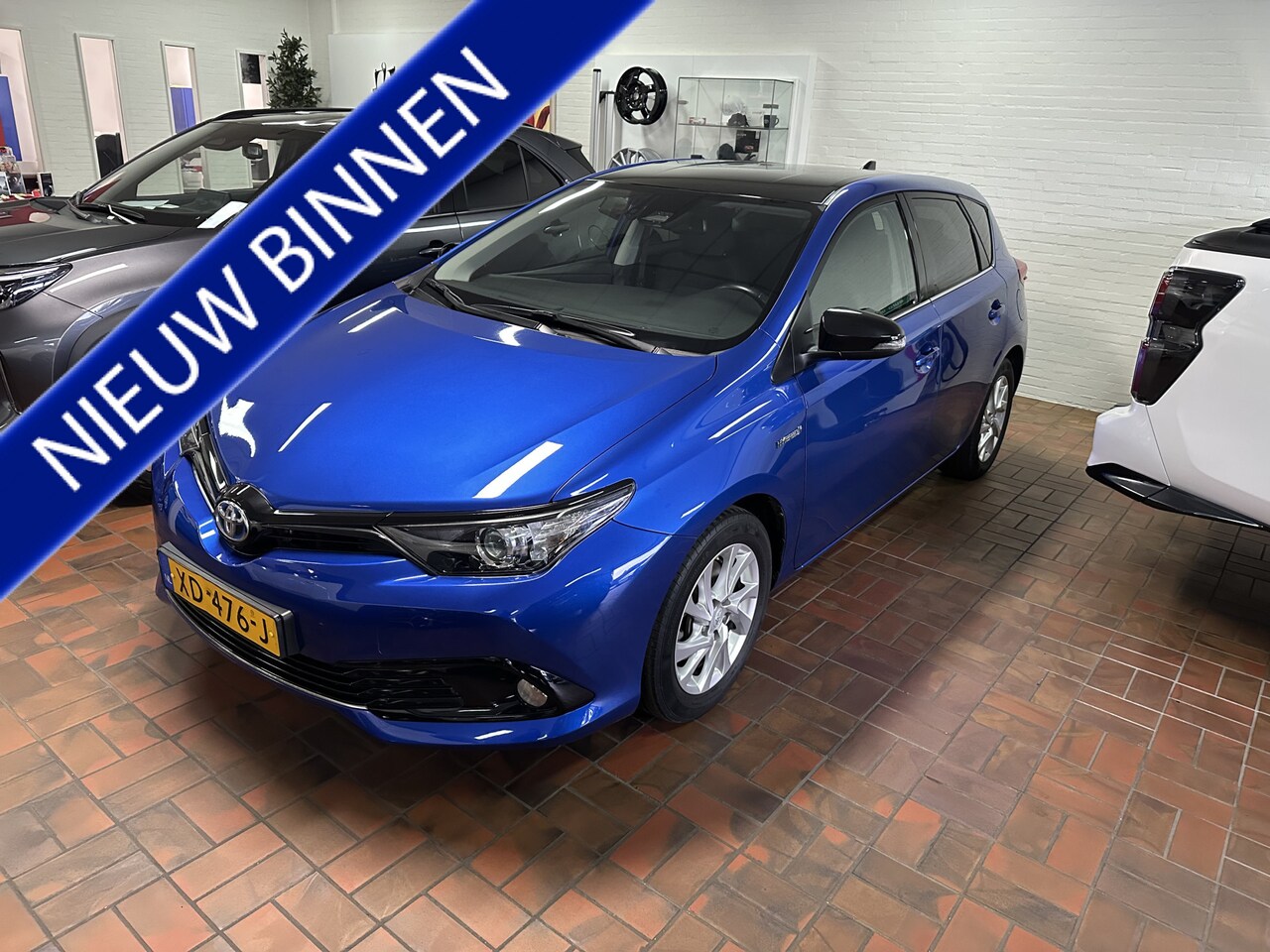 Toyota Auris - 1.8 Hybrid Energy Plus 1e eigenaar / trekhaak / zwart dak / navigatie / smartkey - AutoWereld.nl